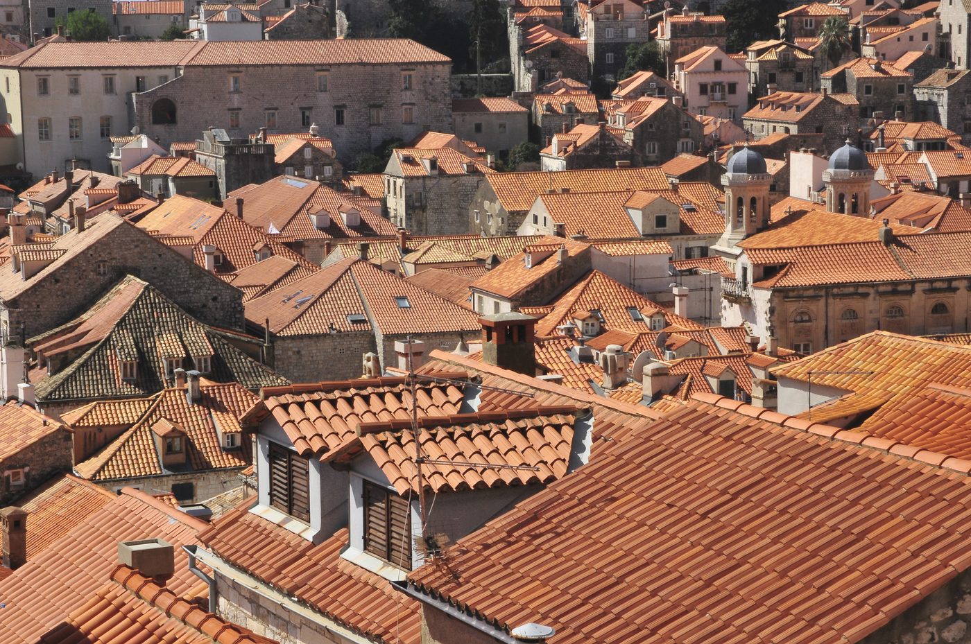 Terrakotta-tagene i Dubrovniks gamle bydel set fra bymurene