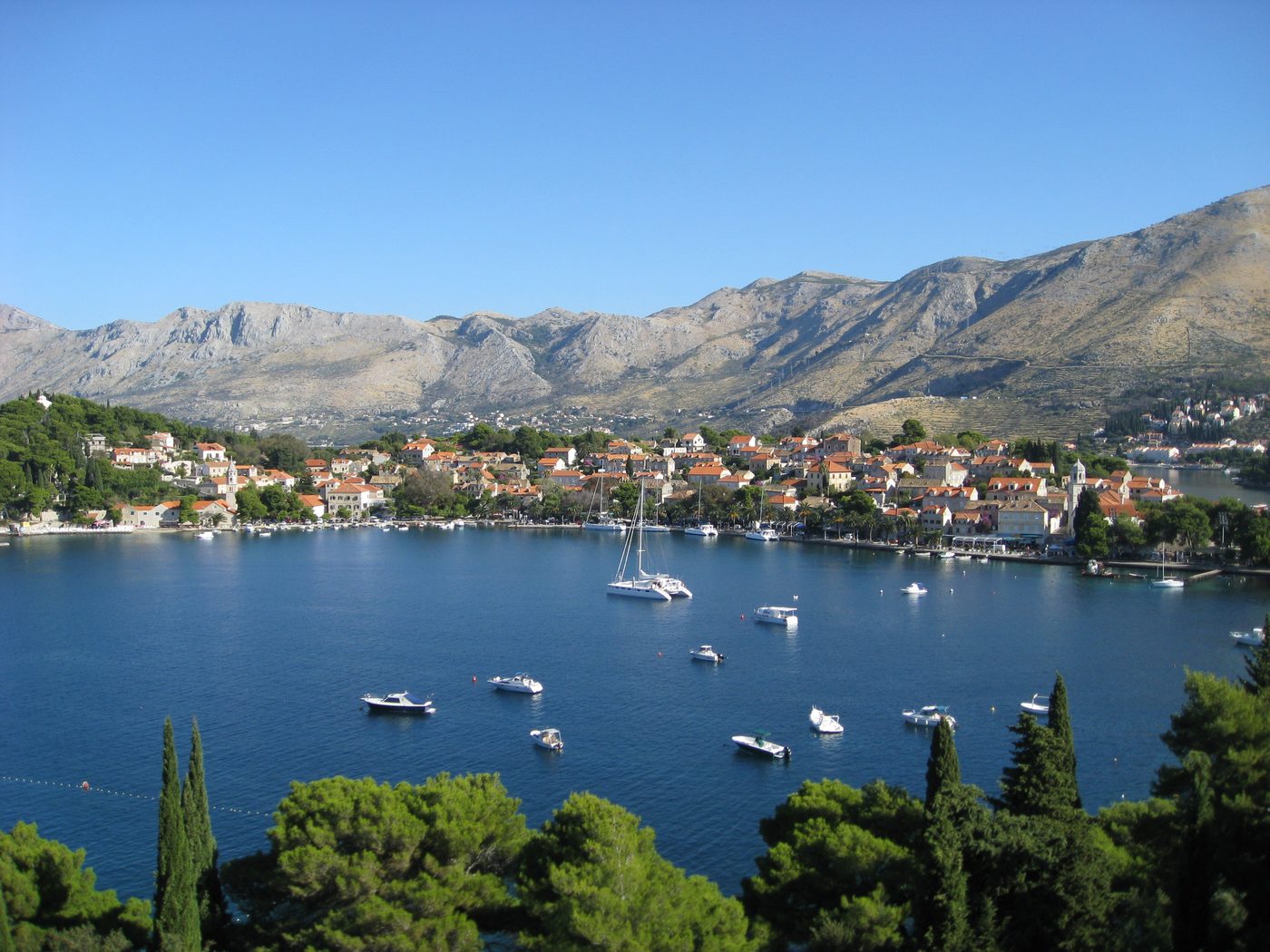 Cavtat havnefront syd for Dubrovnik — rolige både og pinjeskygge