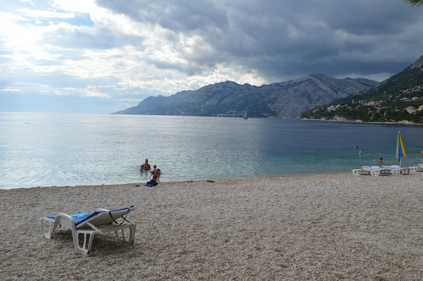 Brela på Makarska Riviera — pinjetræer hælder ud over klart adriatisk vand