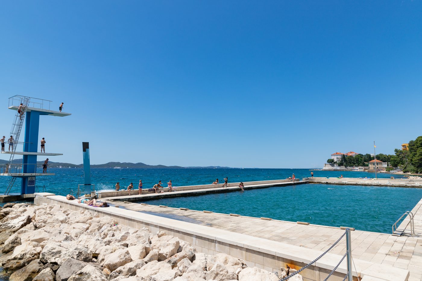 Zadar-promenaden set fra luften — havpool, ny brolægning og Adriaterhavet bagved