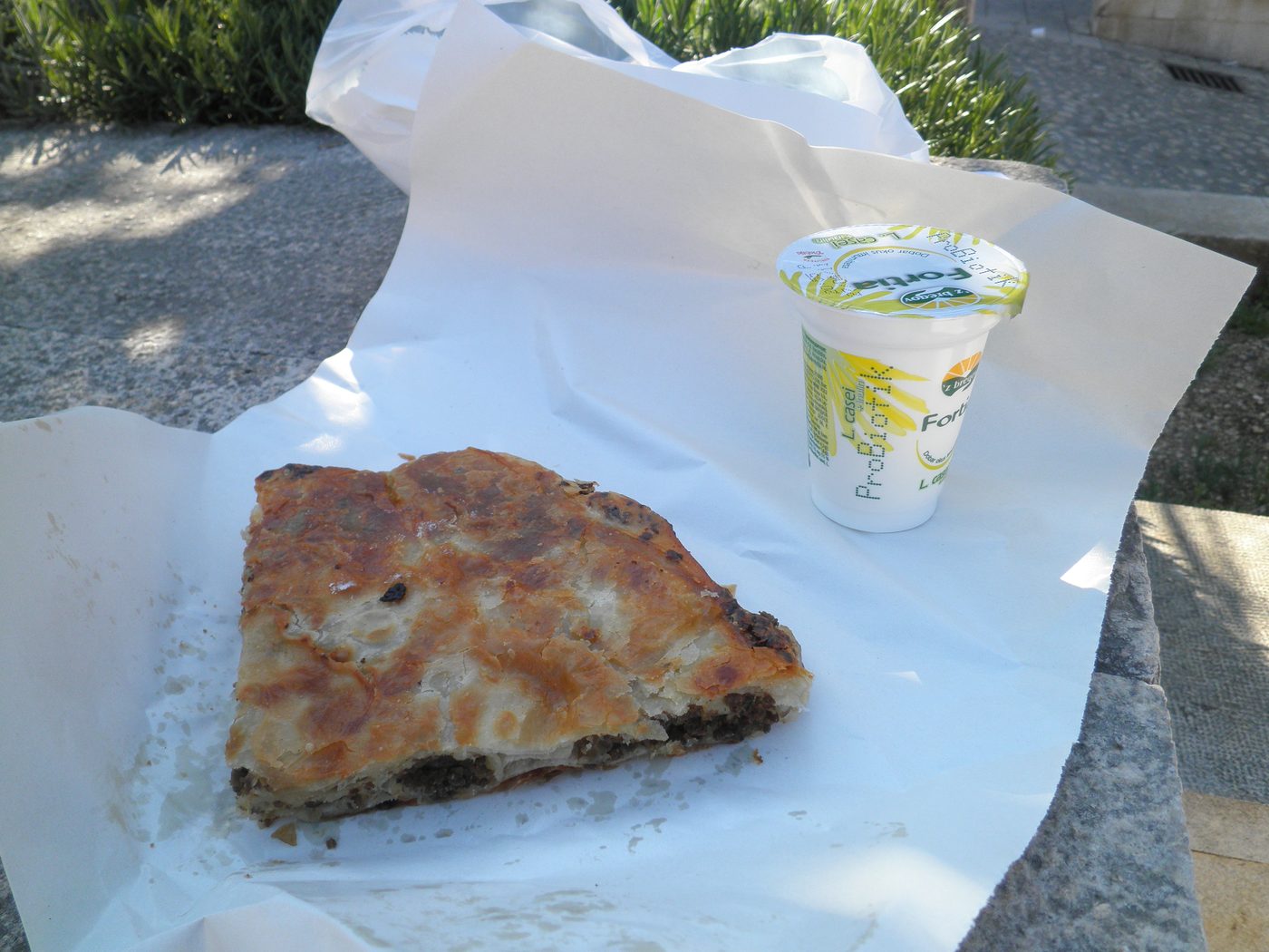 Burek med et glas yoghurt — balkan-bager-klassiker