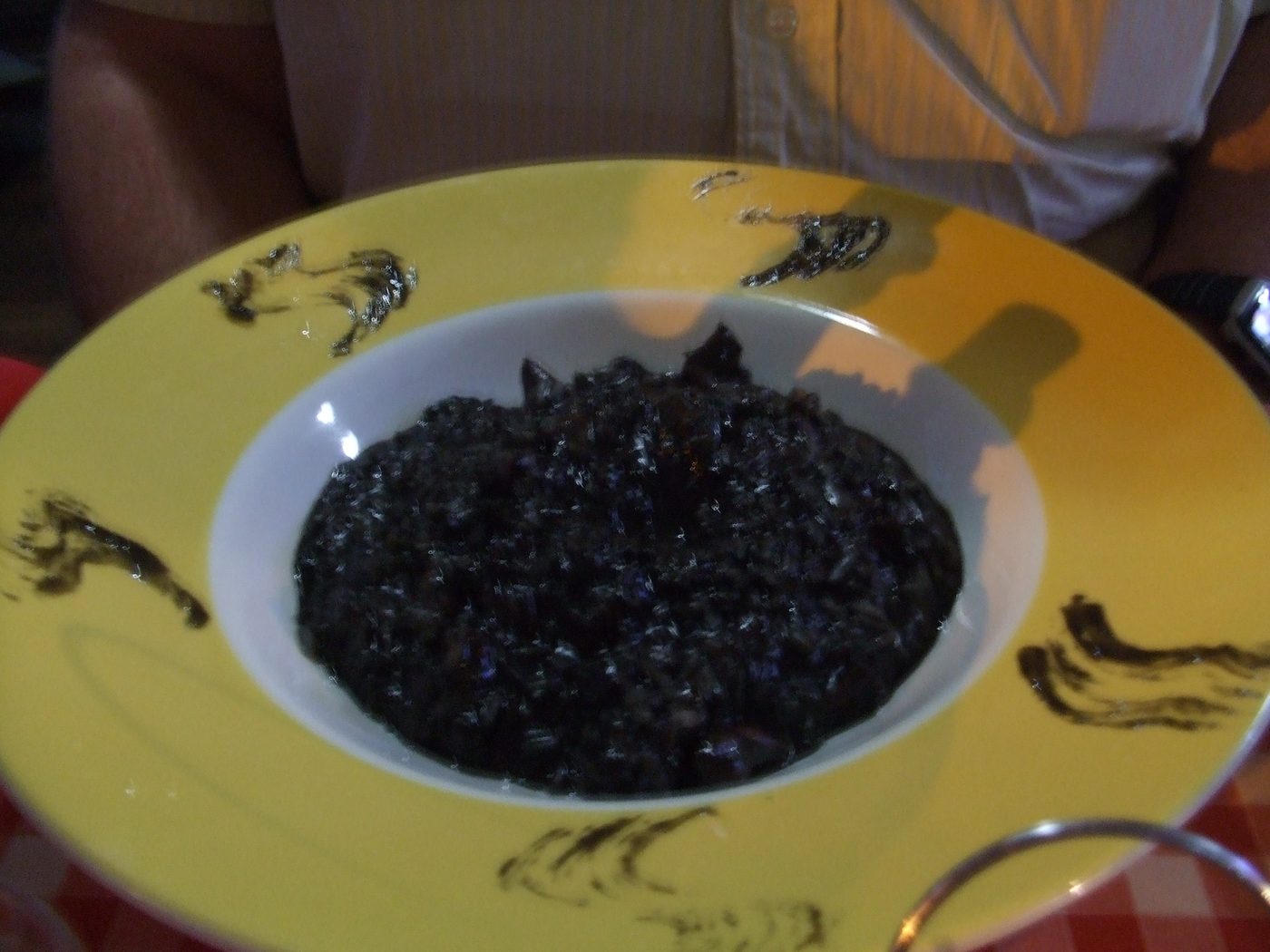 Crni rižot — kroatisk sort risotto farvet med blæksprutte-blæk