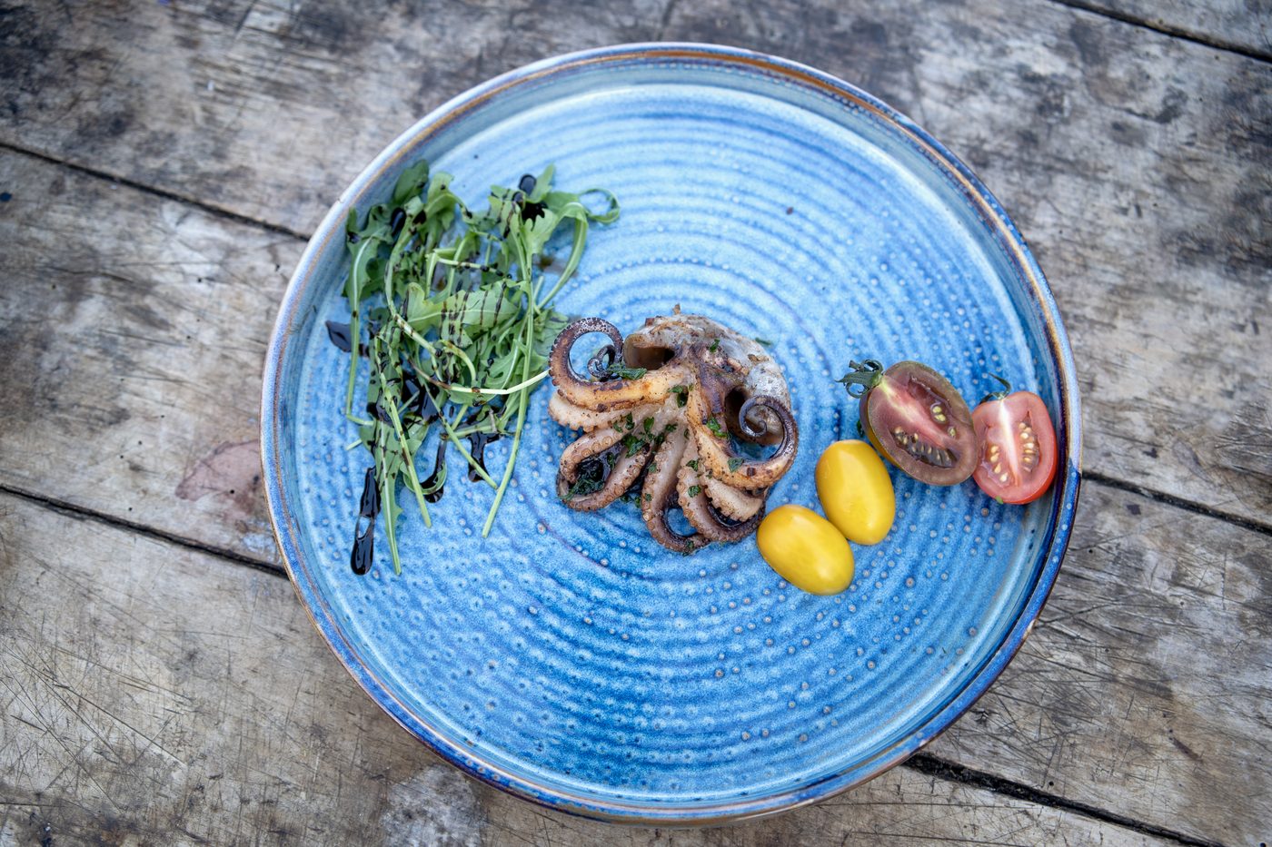 Blæksprutte-salat med kartoffel, løg, persille og olivenolie — dalmatisk forret