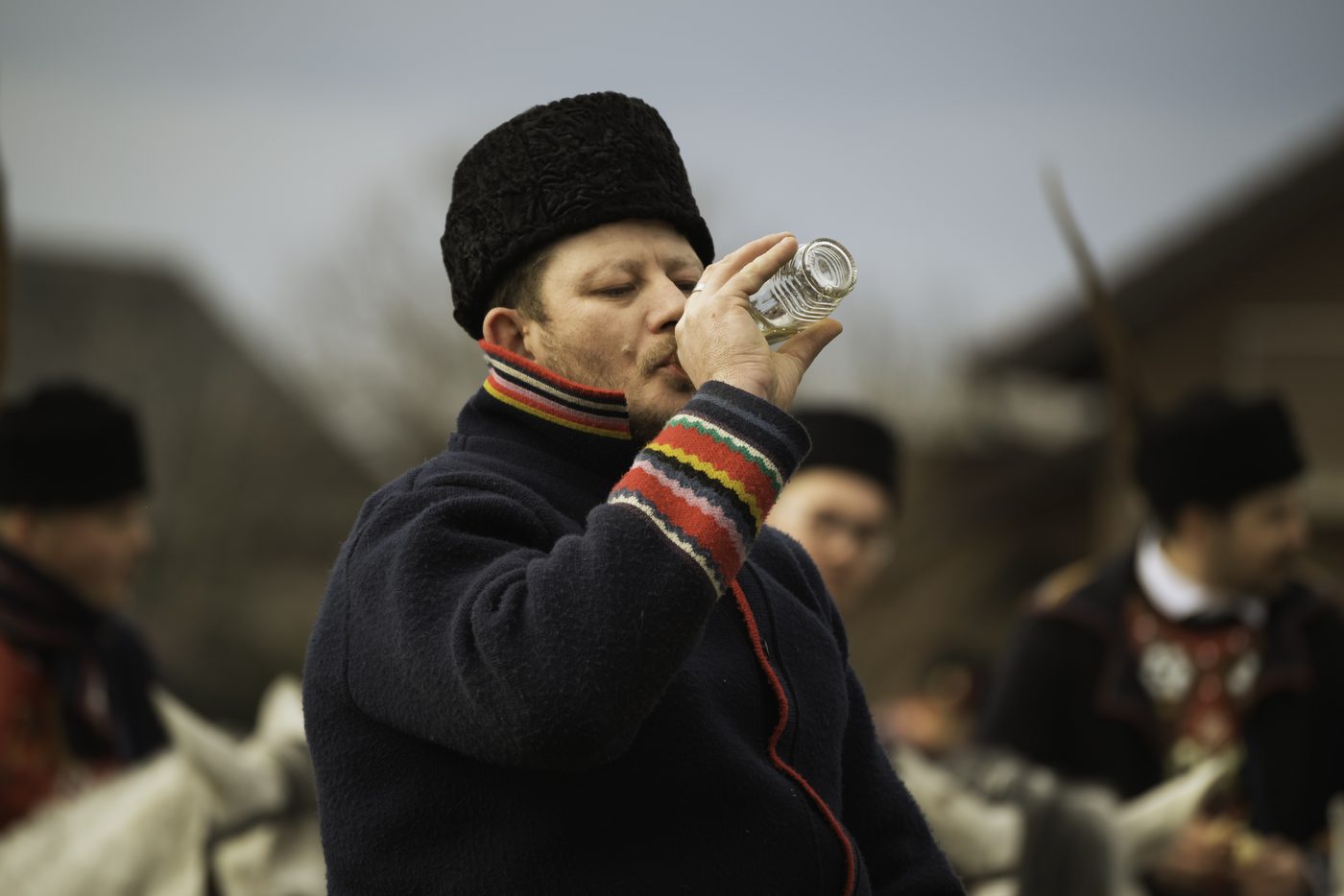En flaske hjemmelavet kroatisk rakija og små glas på et træbord — slavonsk tradition