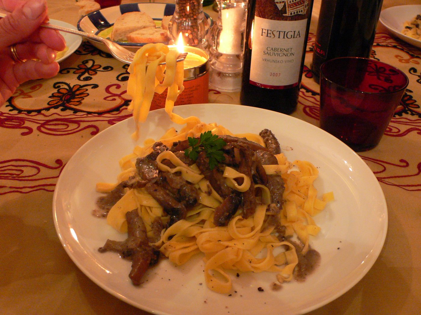 Håndrullet fuži pasta med høvlet hvid trøffel og et glas Malvazija i Istrien