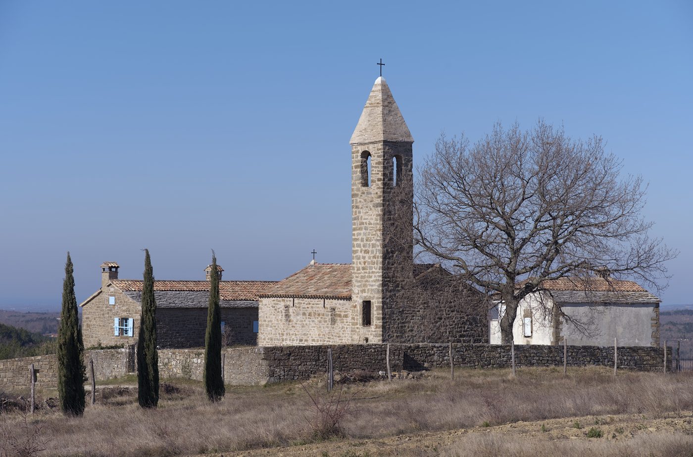 Stenlandsbyen Grožnjan på sin istriske bakketop over vinmarkerne