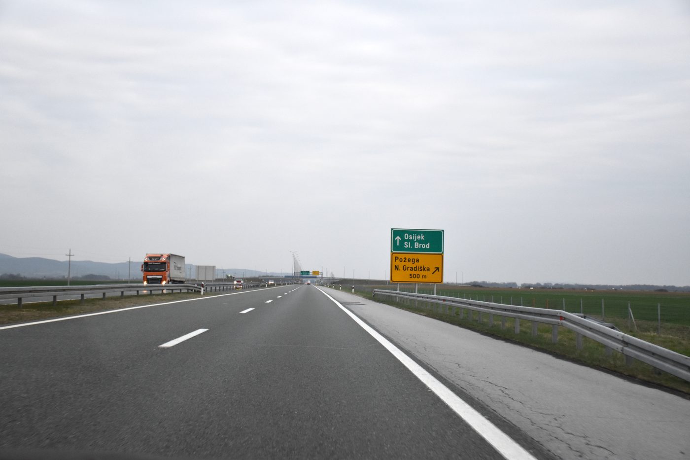 Autocesta A3 — bred kroatisk motorvej der strækker sig gennem grønne marker under en klar himmel