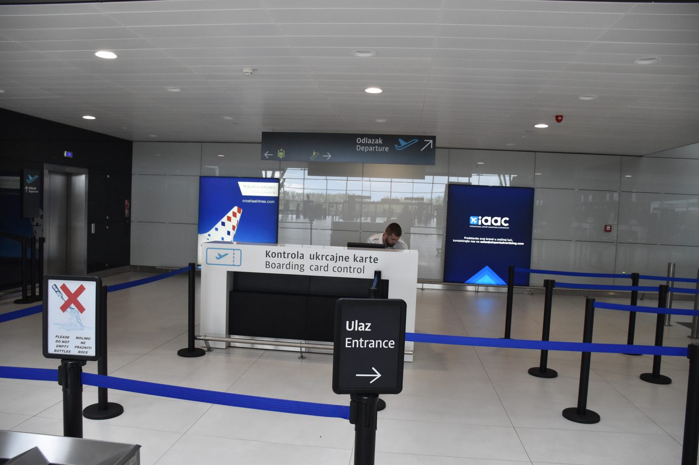 Indvendigt i Franjo Tuđman lufthavn i Zagreb — turens start og, alt for ofte, problemernes start