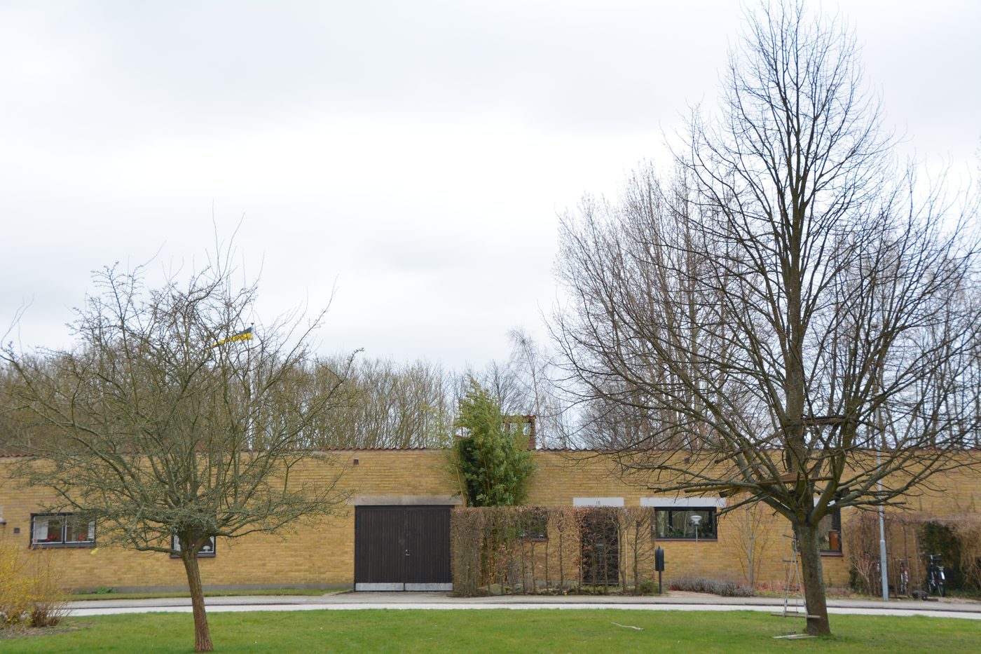 A residential building designed by Jørn Utzon — terraced concrete and brick courtyard architecture