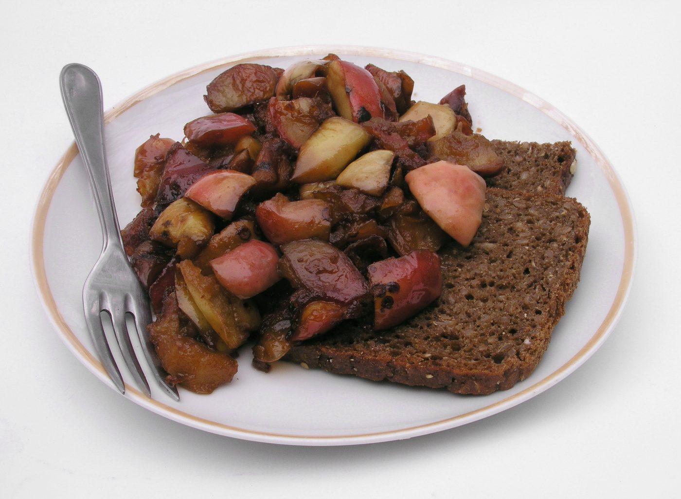 Æbleflæsk — fried pork belly with caramelised apples and onions piled onto Danish rugbrød, a Jutland autumn classic