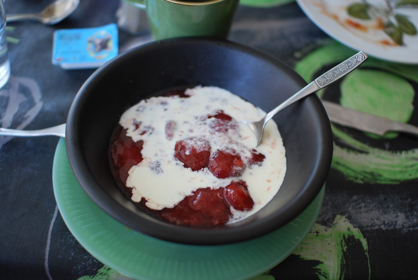 Rødgrød med fløde — Danish red-berry pudding served with cream, in a glass bowl