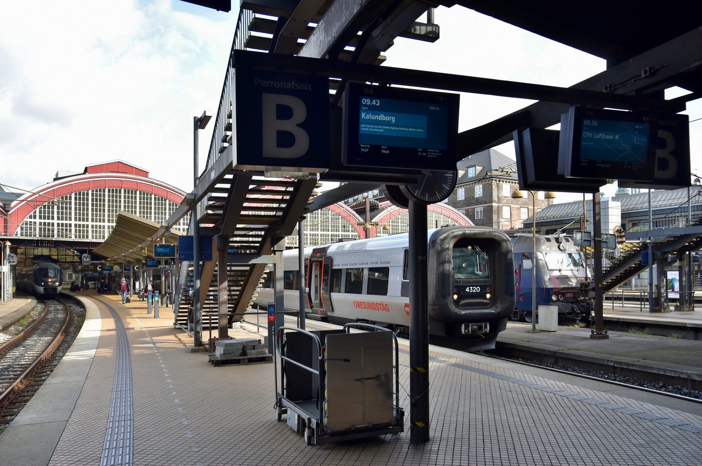A DSB IC4 intercity train alongside an Øresundståg regional train at København H station